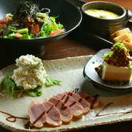 通常のコースや飲み放題だけなど、内容が充実している【KITCHEN　BAR　雑草家】。歓送迎会や忘新年会、合コンなど、さまざまな宴会にもおすすめです。おいしい料理とお酒を味わいながら、にぎやかなひとときを。