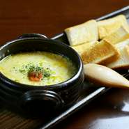 アツアツおいしい人気メニュー。とろりとろけるチーズがクセになる味わい。2500円以上の追加注文価格330円