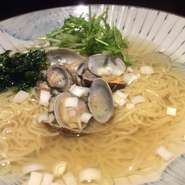 大粒あさりたっぷり、アオサ海苔、ネギ、水菜が入ったバランスのとれたラーメンです。