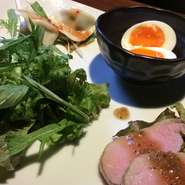 例えば・・・サラダ➕ステーキソースで食すローストポーク➕特製ダレで水餃子➕卵のピクルス  などです。