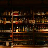 「こんな店があったらな」という思いを形にしました。人気の絶品メニューもお通しとしてお選びいただけます。更にお一人様2500円以上のご飲食で、全メニューが約半額に！　時間の許す限りゆっくり楽しんでください。