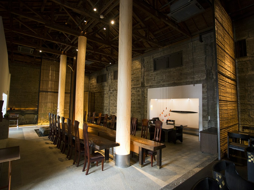 古い蔵のたたずまいを活かし、悠久のときを感じる店内