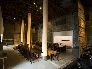 古い蔵のたたずまいを活かし、悠久のときを感じる店内