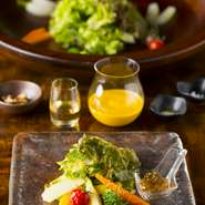 海老原ファーム、ハーブのめぐみなどの有機野菜、甘みと柔らかさが特徴の郡司牧場のもち豚、国内でもトップレベルに位置づけられるとちぎ和牛と栃木の恵みをふんだんに使い、絶品の創作和食が提供されます。