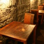 ２階席のテーブルは２名様掛けとなっております。
隠れ部屋のような静かな空間が特別な雰囲気を演出します。