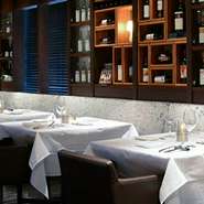 シックでラグジュアリーな雰囲気の店内は、料理やワインを楽しむ大人のための空間。いつもより少しリッチな女子会や、会社での集まり、大切な方の接待など、さまざまなシーンで利用できる店です。