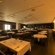 開放感のある店内では様々なシチュエーションでのご利用が可能です。特別な一日をぜひ『XEXWEST』でお過ごしください。