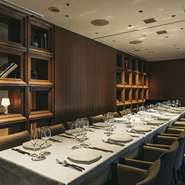 イタリアン『SalvatoreCuomoBros．』、和食『aburiyaki＆sushiAn』、バー『TheBAR』の3つのエリアがワンフロアに融合。開放感のある店内では様々なシチュエーションでのご利用が可能です。