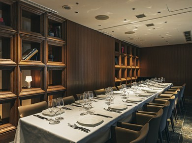 開放感のある店内で味わう非日常空間