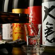 季節に応じて変わる日本酒に、今宵も上機嫌の客人たち