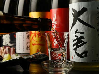 季節に応じて変わる日本酒に、今宵も上機嫌の客人たち