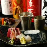 美味しい日本酒と魚料理が楽しめます。寒い季節、特に人気がある鍋コースは、2人以上からで予約が必要ですが充実した内容でお得です。
