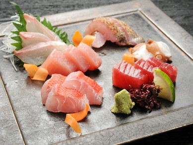 その日おすすめの産地直送の新鮮な魚の『お造り盛り合わせ』