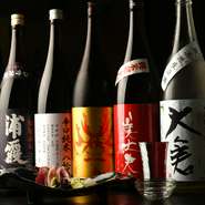 こだわりの食材をいかした魚料理が中心のため、やはり酒は日本酒。好みは十人十色なので、全国の日本酒から大将が自らの舌で選んだものが幅広く揃います。秋には初しぼりが並び、季節を感じることも。
