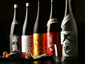 全国の日本酒の中から選んだこだわりの酒、季節の味も楽しめる