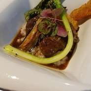 国産牛ホホ肉を使った贅沢ランチのメイン料理。じっくりと煮込まれ、箸で切れるほど柔らかくておいしい肉と、奈良県曾爾村産の野菜を一緒に楽しめます。曾爾米で調理されたリゾット添え。