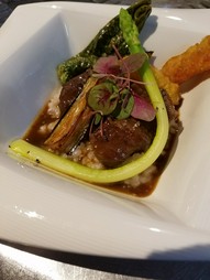 とろけるように柔らかい『国産牛ホホ肉のブレゼ』