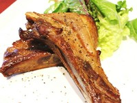 奈良県産のブランド豚「大和ポーク」をスペアリブに。タレに一晩マリネして、68℃の低温で3時間じっくり加熱、提供直前に200℃のオーブンで焼き上げてくれます、柔らかジューシーな一品です。