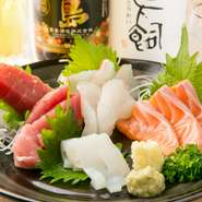 料理長は、幼少の頃から魚介類を身近に感じていた、この道20年のプロ。毎朝、各種魚介を選ぶその目に、狂いはありません。特に『鯵』がオススメの当店では、他では味わえない活造りや串揚げを楽しめます。