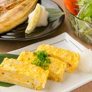 築地の魚介類といえば、美味しいけれど少し値が張るイメージ。当店は、1人でも多くのお客様に、築地の新鮮なお刺身を提供するため、敷居と価格を低くし、若い方でも気軽に入ってお楽しみいただけます。