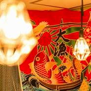 「漁師がやっている串かつ屋」をイメージしている当店は、スタッフ全員が元気いっぱい。店内はいつも、大きな声の挨拶が響き渡ります。落ち込んでいる時や悩んでいる時は、ぜひ元気をもらいに来てください。