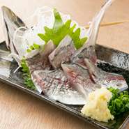 生け簀料理屋から仕入れている鯵を、捌くまでは店内の生け簀に。とことん鮮度にこだわっている一品です。