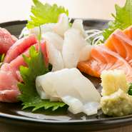 築地から仕入れている新鮮な魚介類を、少しずつ、何種類もいただける盛合せは、贅沢な一品です。