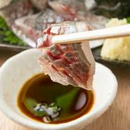 築地から仕入れている魚介類を、お客様に新鮮な状態で提供するため、捌く寸前まで生け簀で泳がせています。