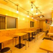 常に明るい当店は、仲間内で楽しむには最高の場所。美味しい鮮魚とお酒が、さらに皆さんを盛り上げます。