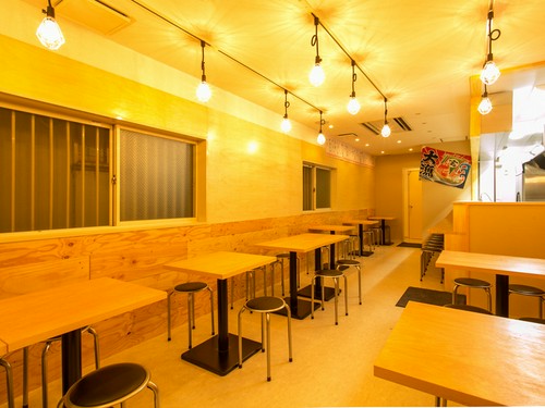 美味しいお刺身と串かつを肴に、仲間同士で盛り上がれます。