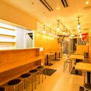 当店は、提灯をぶら下げた敷居の低い、いわゆる大衆居酒屋です。いつでも気軽に、気兼ねなく、ふらっと一杯飲みに立ち寄れるお店を目指しているので、スタッフ全員が明るく元気な対応を心がけています。