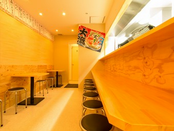 カウンター席も多いので、「お一人様」でも居心地よく飲めます