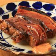 甘めの辛味噌で煮込んだラフテーを炭火焼で焼き上げた逸品です。ボリューム満点で食べ応えも十分です。