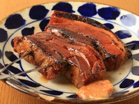 炭の香りが香ばしいオリジナルメニュー『炭火焼ラフテー串』