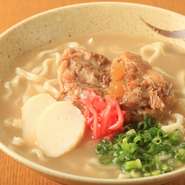 豚足や鶏ガラなどをコトコト煮込んだスープは、見た目よりもあっさりした味。小サイズがあるのもうれしい！

小583円／880円