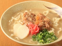 スープがくせになる、定番人気メニュー『ソーキそば』