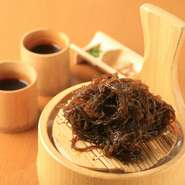 お通しの『もずくそうめん』は、めんつゆでさっぱりといただきます。お子さまにも大人気の一品です。
