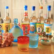 泡盛はオーナーが厳選したこだわりの銘柄ばかり。料理に合うものをアテンドしてくれるので気軽に声かけを。
