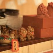 沖縄出身のお客様が食べてホッとする本場の味をリーズナブルに提供しています。特に『ゴーヤーチャンプ』は懐かしい味だと好評なのだとか。サッと立ち寄って一杯飲むのも、ゆったり食事をするのにも最適です。