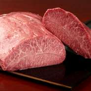 肉好きなら一度は耳にする高級和牛の老舗「日山」。【よろにく】にはこの「日山」で厳選された肉が届けられます。ここで満足せず、自店で枝肉の血統や農家を独自にデータ化し、仕入れの精度を高めるという徹底ぶり。