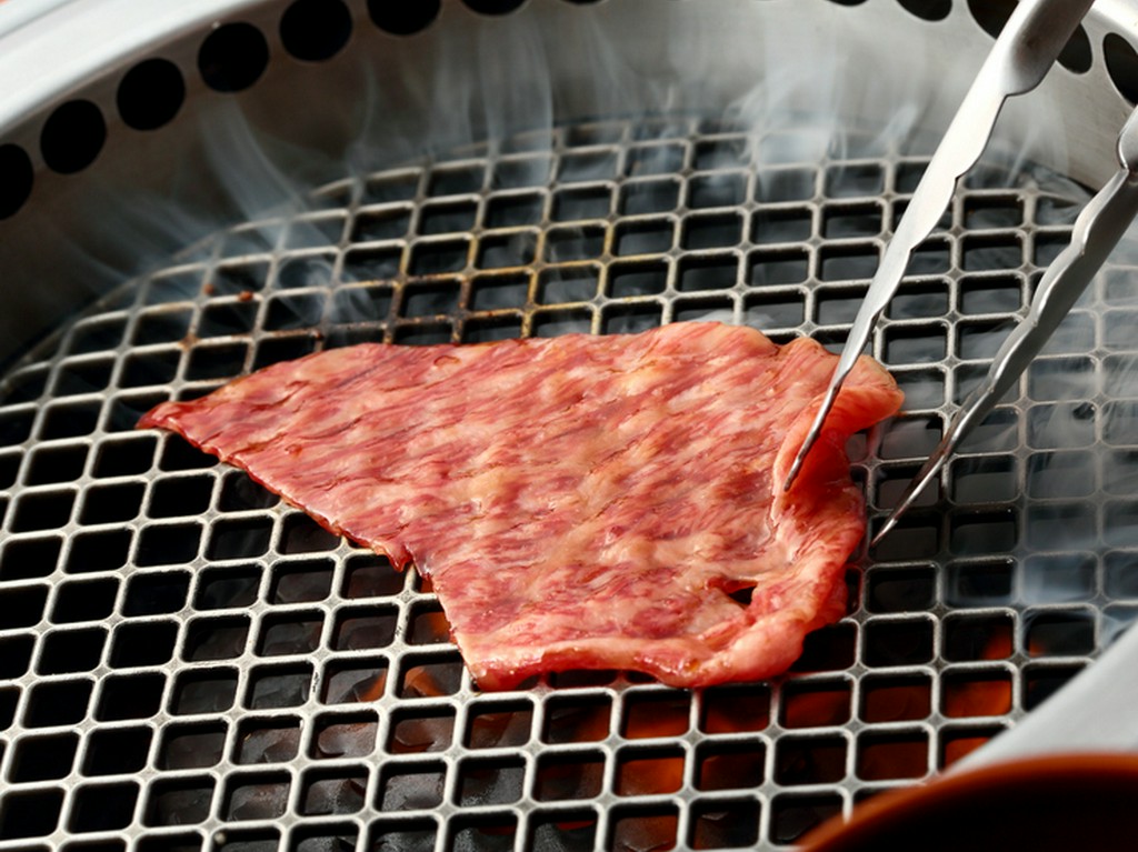 味を決める“焼き”は、スペシャリストに委ねるのがよろにく流