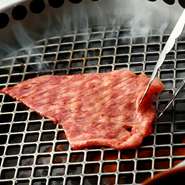 最高の味と食感を生み出すため、カッティングは数ミリ単位でこだわるという同店だからこそ、数秒の違いが味を決定づける焼きの工程は肉を熟知する者が担当することも。肉を焼いてくれるのはそんなこだわりからです。