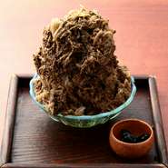 「甘味があまい」とは、桑原氏が従来の焼肉店で感じていた疑問点。このあまいとは味ではなく“ツメ”。焼肉屋の定番スイーツのみで妥協せず、濃厚な味わいの焼肉を締めくくる逸品を求めて辿り着いたのがコレ。