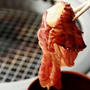 文字通り“さっ”と炙った霜降り肉を、特製のタレにくぐらせ、うずらの卵大のご飯を包んでいただきます。