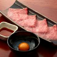 薄切りのザブトンにあわせるのはうずらの卵黄。あえて無ブランドの卵を使うのは肉の旨味を引き出すため。