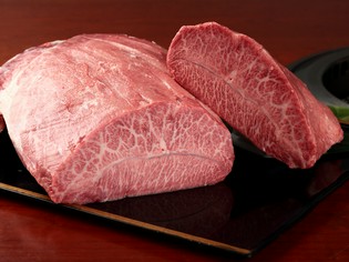 焼肉の味を引き立てるタレは【焼肉ジャンボ　一味】のものを使用