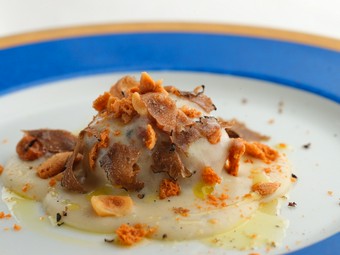 『ローストした玉葱の詰め物　ピエモンテ風チーズのソース』