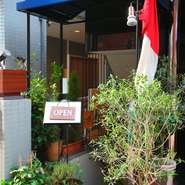 田町に根を張りつつ店舗は移転。地下に立地していますが、店頭に掲げられた国旗を目印にしてみてください。