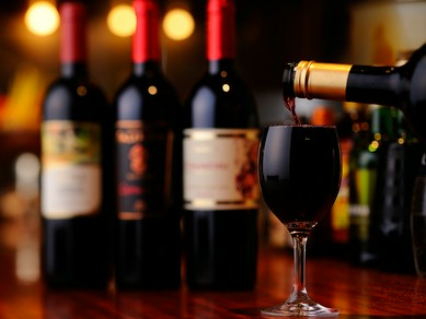 手頃なワインを各種取り揃えています。グラスワインはなみなみで