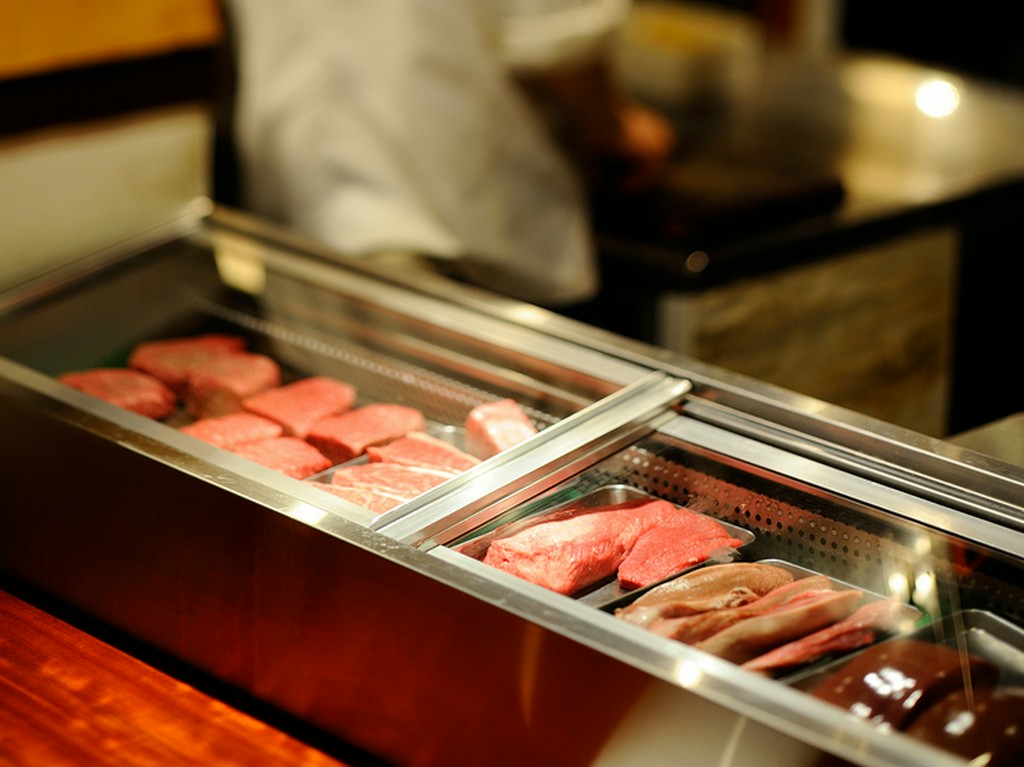 食材を見ながら、どの肉を食べるか選ぶ楽しみもあります